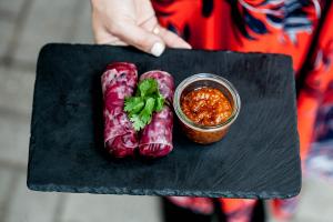 Zdjęcie dania Spring rollsy z burakiem, marchewką, czerwoną kapustą, miętą, kolendrą i bazylią z sosem z tahini i chili |v| |gf|