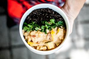 Zdjęcie dania Kokosowe curry z cukinią, kolorową papryką, pomidorami, kalafiorem, selerem naciowym i kolendrą, podawane z czarną belugą |v| |gf|