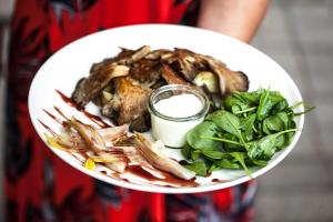 Zdjęcie dania Boczniaki z patelni z opiekanymi ziemniakami, szpinak blanszowany z czosnkiem, kwaśna śmietana lub wegański majonez, cykoria przesmażana na karmelu i czerwonym winie |gf|