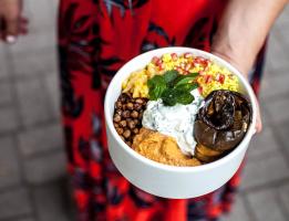 Zdjęcie dania Super bowl z pieczonym bakłażanem, hummusem paprykowym, kaszą jaglaną, kiszoną cytryną, miętowym jogurtem, granatem i cieciorką prażoną w cynamonie |gf