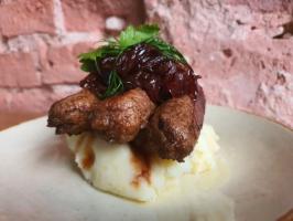 Zdjęcie dania „KIEŁBASKI” W SOSIE CEBULOWYM Z PURÉE ZIEMNIACZANYM