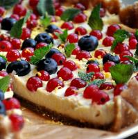 Zdjęcie dania Bezglutenowa tarta jaglana z kremem cytrynowym i daktylowym spodem