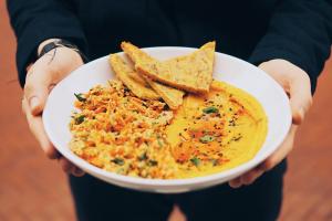 Zdjęcie dania Hummus dyniowy z sałatką a'la tabbouleh